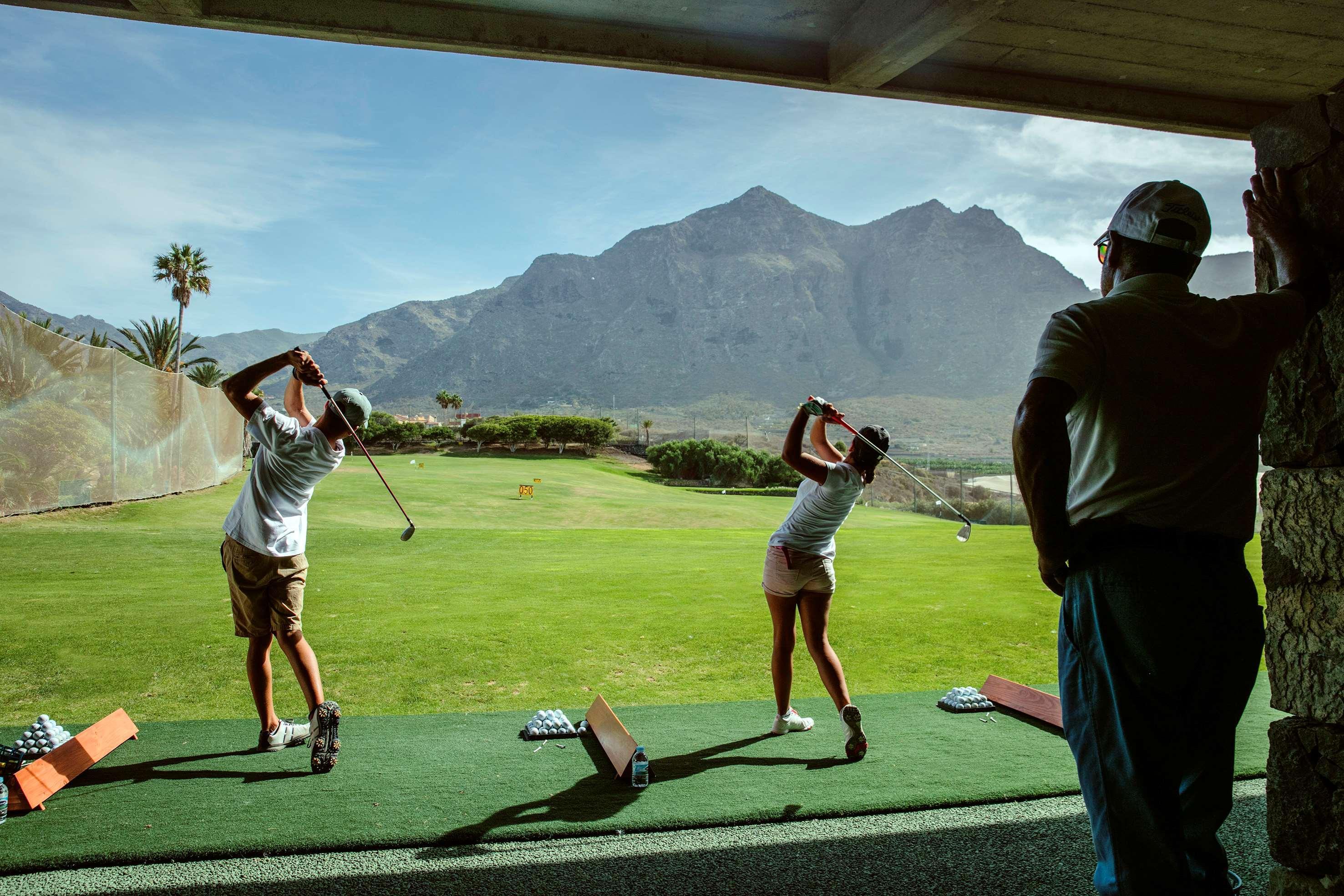 Hotel Hacienda Del Conde Melia Collection Golf & Spa - Adults Only Буенавіста-дель-Норте Екстер'єр фото Golfers at the practice range